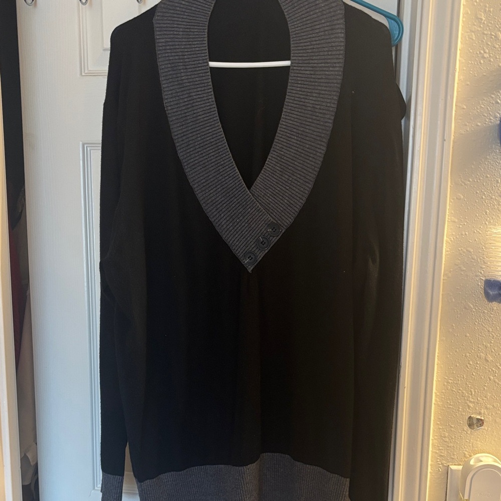 Women’s Black and Gray Sweater